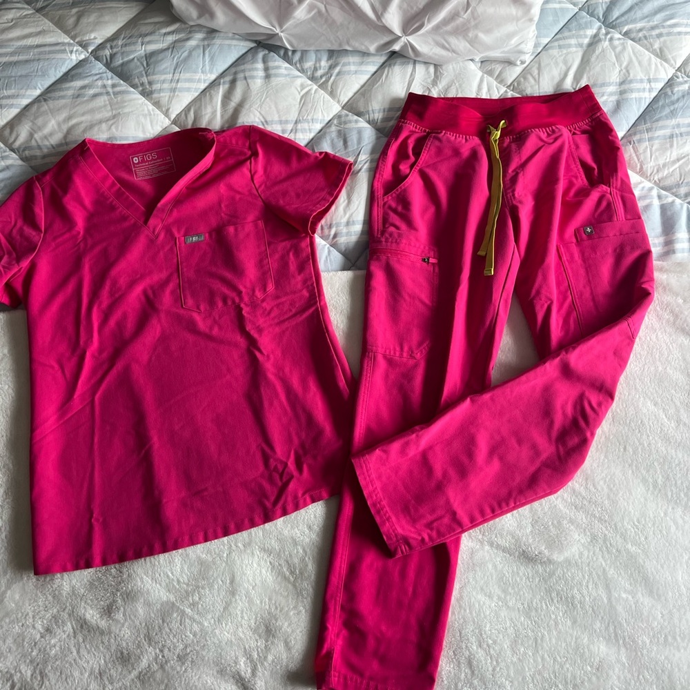 FIGS Vibrant Pink Women's Scrubs Set